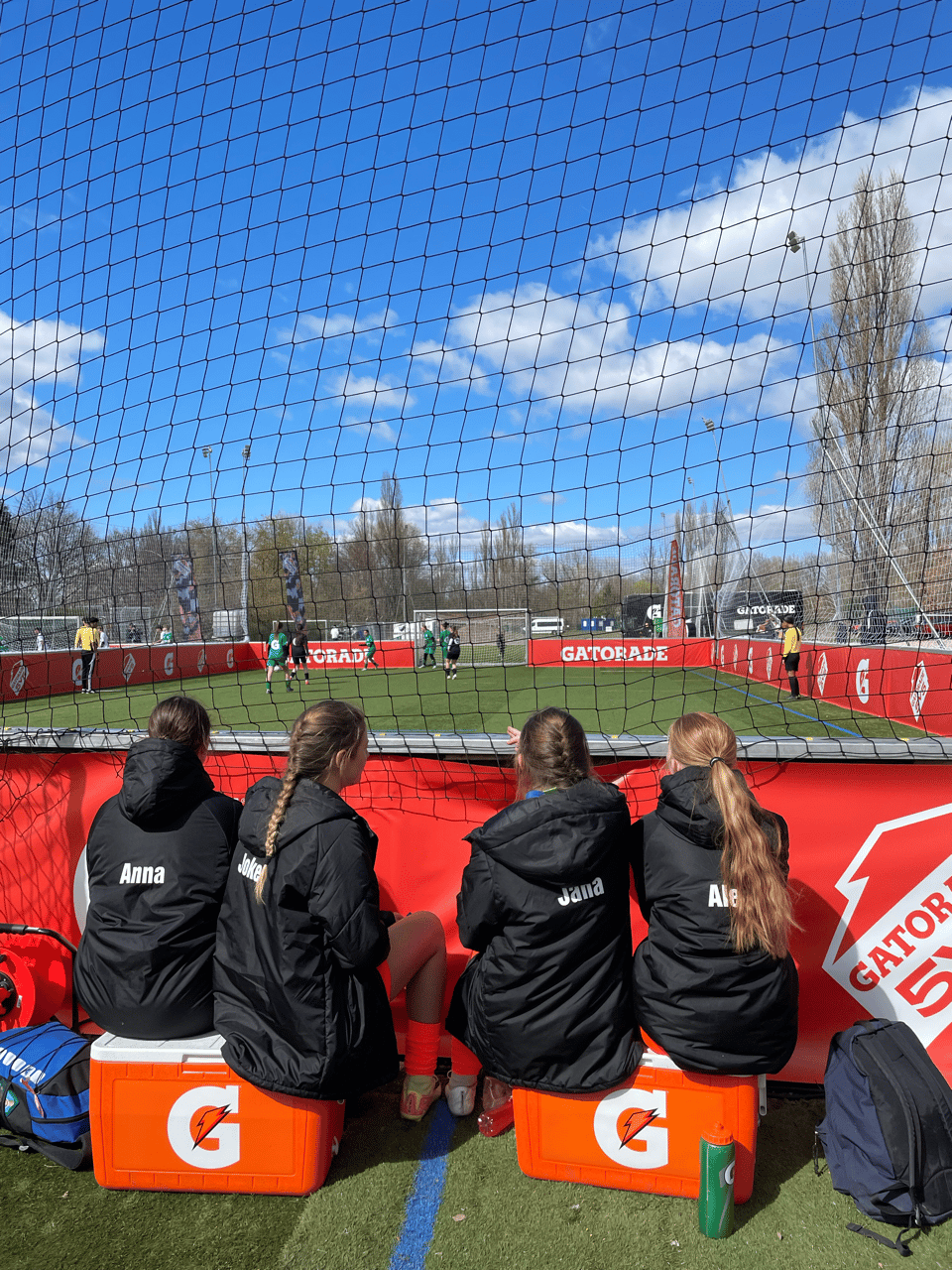Kinder spielen Fußball