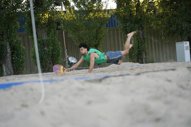 Beach Tennis Action im Sand auf dem Playground Berlin