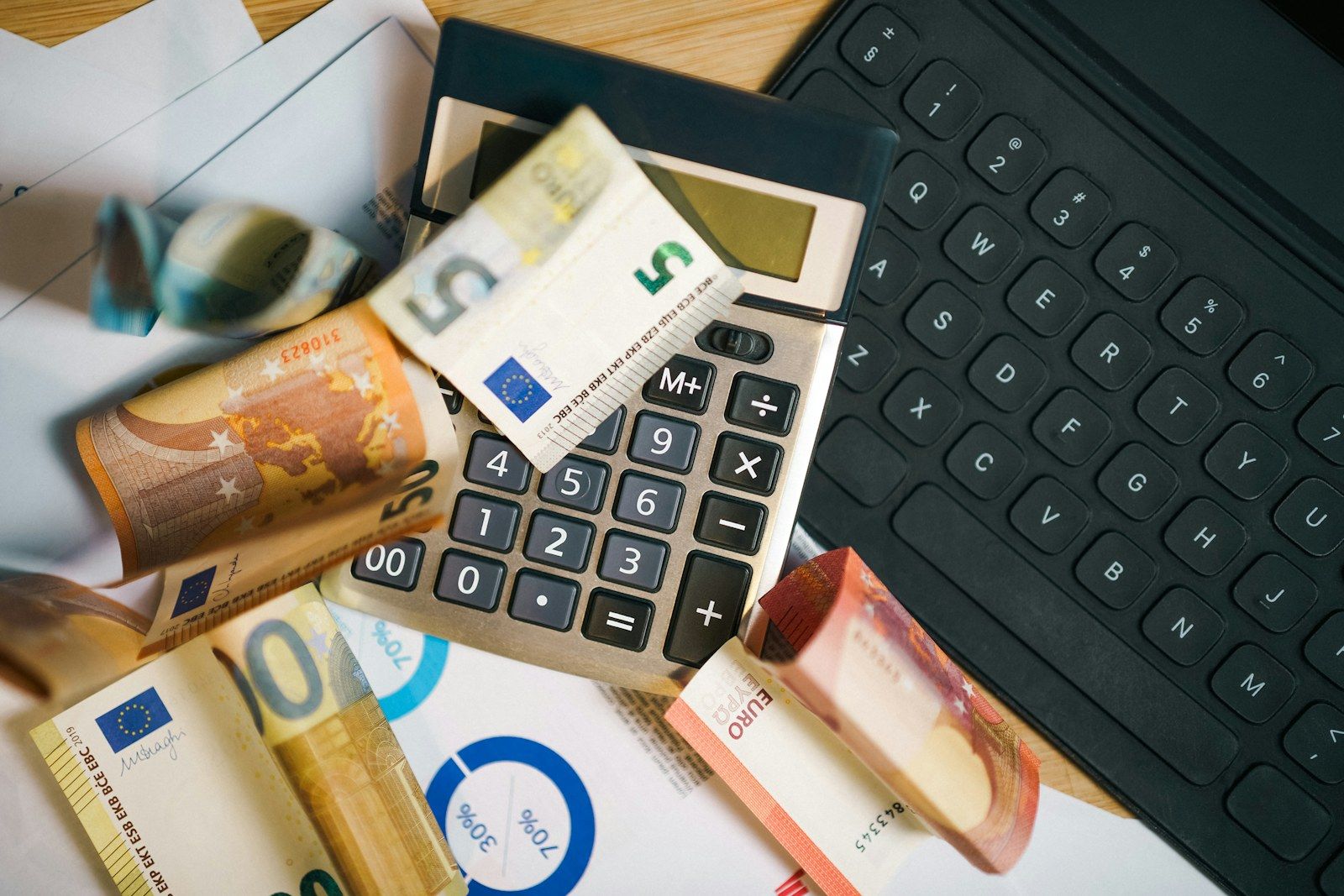 Arbeitsplatz mit Laptop zur Planung einer Website für kleine Unternehmen