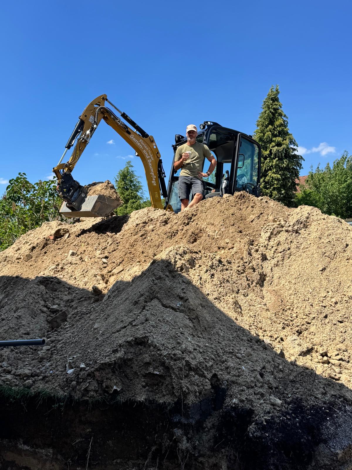 Florian Huber bei der Gartenarbeit