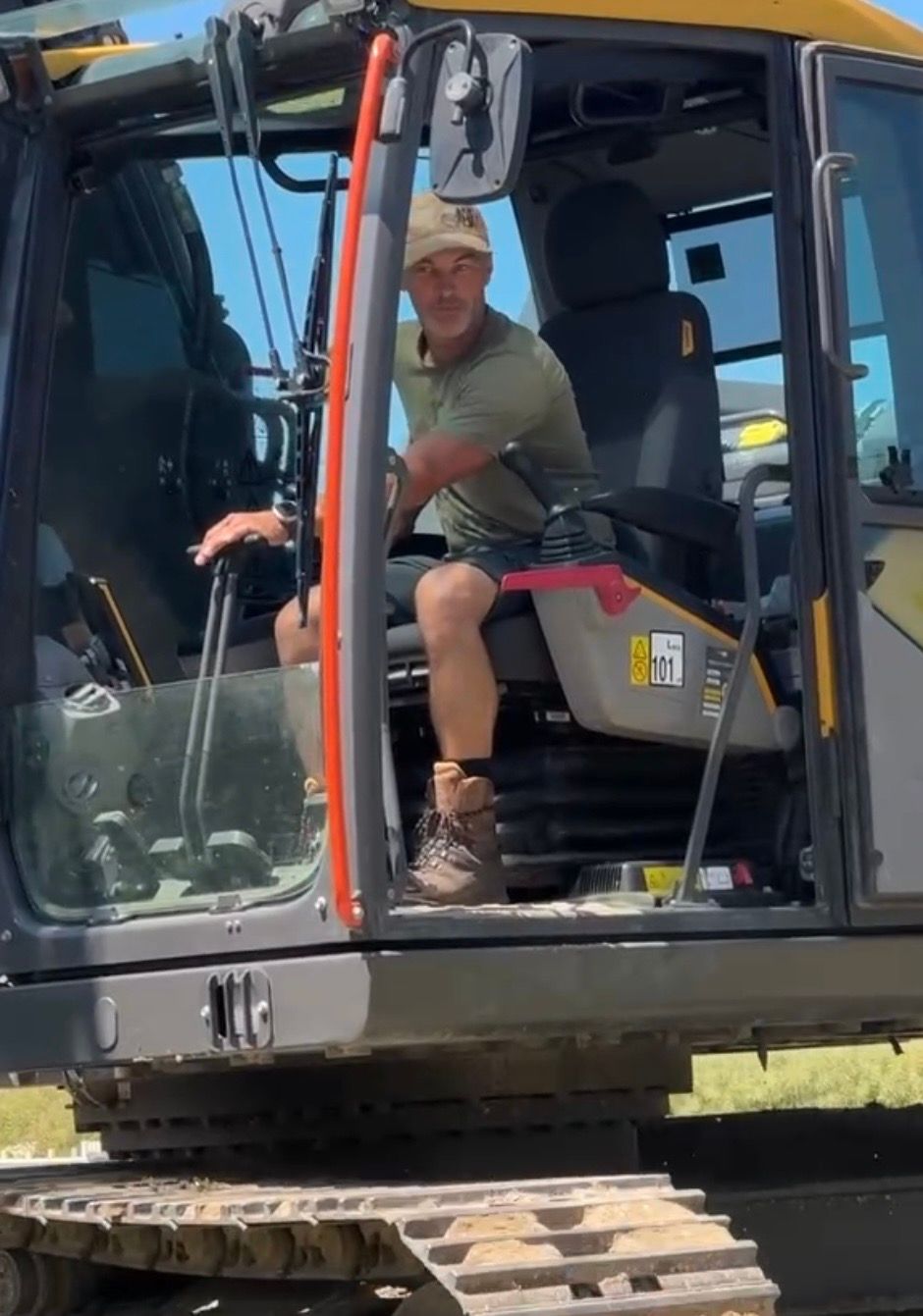 Florian Huber bei der Gartenarbeit